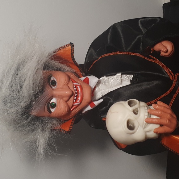 Vtg Dracula/vampire animated Halloween figure. 16" Lights/sounds - Picture 2 of 8